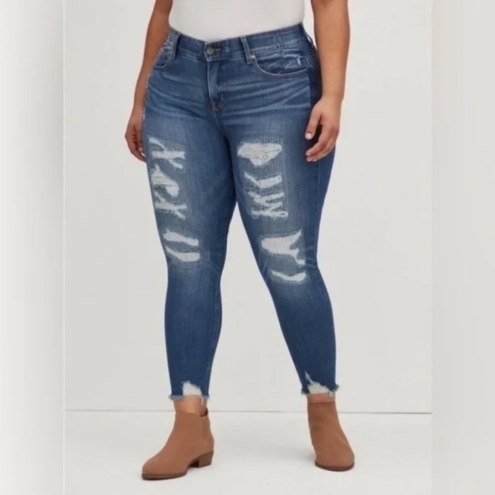Torrid sz 24 Regular Plus size Bombshell Skinny Dark Wash Jeans